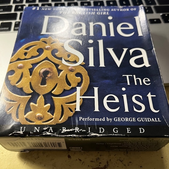 Daniel Silva "The Heist" Unabridged Audiobook- 12 hours 10 discs used like new - Picture 1 of 9